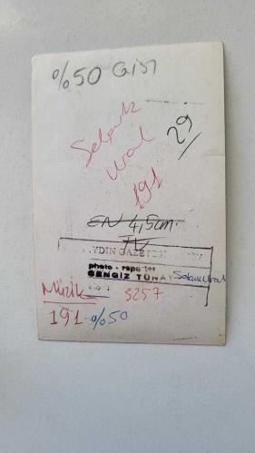 SELÇUK URAL'IN ORİJİNAL FOTOĞRAFI - 14 x 9 cm EBADINDA - SELÇUK URAL, KADRAJA POZ VERİRKEN ÇEKİLMİŞ BİR KARE