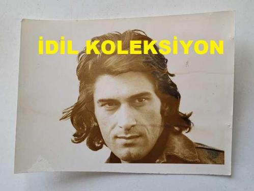 SELÇUK URAL'IN ORİJİNAL AJANS-BASIN FOTOĞRAFI - 12 x 8,5 cm EBADINDA - SELÇUK URAL, KADRAJA POZ VERİRKEN ÇEKİLMİŞ BİR KARE