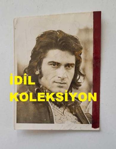 SELÇUK URAL'IN ORİJİNAL AJANS-BASIN FOTOĞRAFI - 9,5 x 7 cm EBADINDA - SELÇUK URAL, KADRAJA POZ VERİRKEN ÇEKİLMİŞ BİR KARE