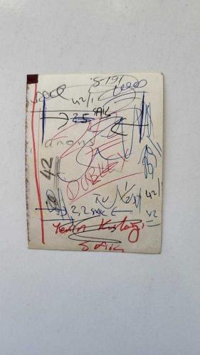 SELÇUK URAL'IN ORİJİNAL AJANS-BASIN FOTOĞRAFI - 9,5 x 7 cm EBADINDA - SELÇUK URAL, KADRAJA POZ VERİRKEN ÇEKİLMİŞ BİR KARE