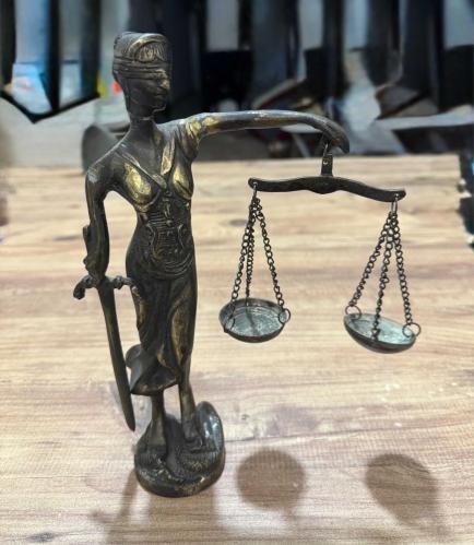 Antika Ağır Masif Pirinç Themis Adalet Heykeli Tamamen pirinç malzemeden döküm tekniğiyle üretilmiş, yüksek kondisyonda Adalet Tanrıçası (Themis) Boy 24 cm