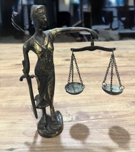 Antika Ağır Masif Pirinç Themis Adalet Heykeli Tamamen pirinç malzemeden döküm tekniğiyle üretilmiş, yüksek kondisyonda Adalet Tanrıçası (Themis) Boy 24 cm