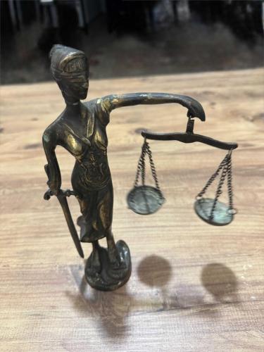 Antika Ağır Masif Pirinç Themis Adalet Heykeli Tamamen pirinç malzemeden döküm tekniğiyle üretilmiş, yüksek kondisyonda Adalet Tanrıçası (Themis) Boy 24 cm