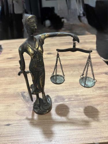 Antika Ağır Masif Pirinç Themis Adalet Heykeli Tamamen pirinç malzemeden döküm tekniğiyle üretilmiş, yüksek kondisyonda Adalet Tanrıçası (Themis) Boy 24 cm
