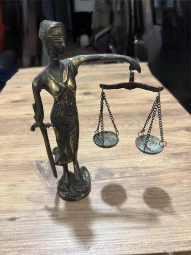 Antika Ağır Masif Pirinç Themis Adalet Heykeli Tamamen pirinç malzemeden döküm tekniğiyle üretilmiş, yüksek kondisyonda Adalet Tanrıçası (Themis) Boy 24 cm