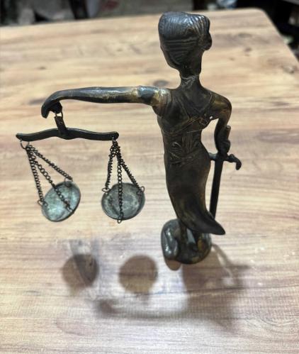 Antika Ağır Masif Pirinç Themis Adalet Heykeli Tamamen pirinç malzemeden döküm tekniğiyle üretilmiş, yüksek kondisyonda Adalet Tanrıçası (Themis) Boy 24 cm