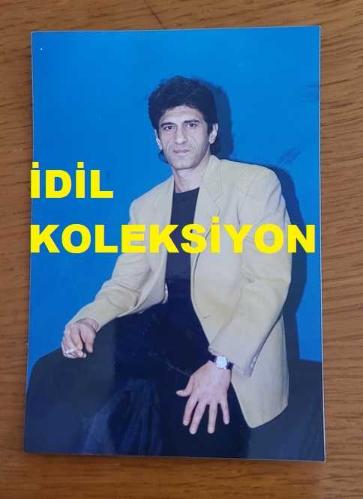 SELÇUK URAL'IN ORİJİNAL FOTOĞRAFI - 13 x 8,5 cm EBADINDA - SELÇUK URAL, KADRAJA POZ VERİRKEN ÇEKİLMİŞ BİR KARE