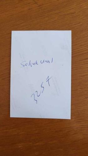 SELÇUK URAL'IN ORİJİNAL FOTOĞRAFI - 13 x 8,5 cm EBADINDA - SELÇUK URAL, KADRAJA POZ VERİRKEN ÇEKİLMİŞ BİR KARE