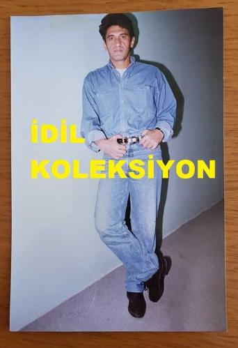 SELÇUK URAL'IN ORİJİNAL FOTOĞRAFI - 15 x 10 cm EBADINDA - SELÇUK URAL, KADRAJA POZ VERİRKEN ÇEKİLMİŞ BİR KARE