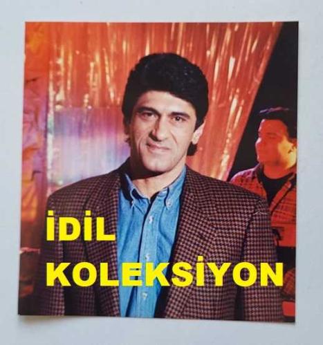 SELÇUK URAL'IN ORİJİNAL FOTOĞRAFI - 12,5 x 12 cm EBADINDA - SELÇUK URAL, KADRAJA POZ VERİRKEN ÇEKİLMİŞ BİR KARE