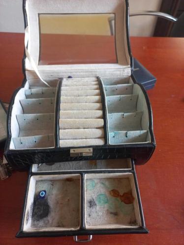 deri kaplamalı, şeffaf kapaklı ve çekmeceli bir mücevher veya saat kutusu