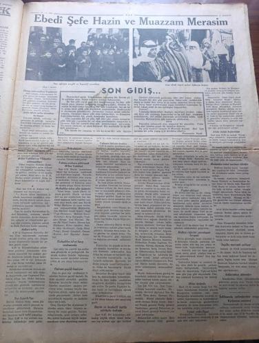 Tan Gazetesi - Turkish Newspaper - 22 İkinciteşrin (Kasım) 1938 - Atamız ebedi medfeninde - ulu önder Atatürk'ün cenazesi Ankara'da görülmemiş muazzam merasimle kaldırıldı - Reisicumhur İsmet İnönü tarihi bir beyanname neşretti - Atatürk'ün Mukaddes tabutunu hıçkıra hıçkıra götüren mebuslar Fotoğrafı - İsmet İnönü diyor ki milletimizin fedakar hadimi eşsiz Atatürk millet sana minnettardır - İstanbul dün Şefin Aziz hatırası önünde tek kalp halinde ağladı Fotoğrafı - gidiyor şiiri yazan Orhan Seyfi Orhon - onu ebediyete yolculamaya gelen kıymetli çocukları ve Sakarya kızları Fotoğrafı - değmez bu dünya yazan Burhan Felek - Atatürk'ü Dünya böyle gördü fotoğraflar - Atatürk için yazılan şiirler - Atatürk'ün cenaze merasimi yarından itibaren Melek sinemasında - Ankara'daki merasimden hazin levhalar fotoğraflar - İngiltere Yahudiler için yer arıyor - Frankistler ilerlediklerini bildiriyorlar - Yezidin kızı yazan Refik Halid Yazı Dizisi - denizin çağrışı yazan halikarnas balıkçısı-10 Kasım
