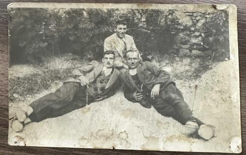 LOT.14 » Antika Arkası Osmanlıca yazılı siyah beyaz erkek arkadaşlar fotoğraf