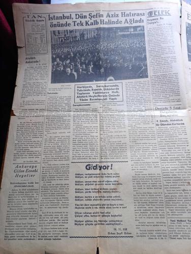 Tan Gazetesi - Turkish Newspaper - 22 İkinciteşrin (Kasım) 1938 - Atamız ebedi medfeninde - ulu önder Atatürk'ün cenazesi Ankara'da görülmemiş muazzam merasimle kaldırıldı - Reisicumhur İsmet İnönü tarihi bir beyanname neşretti - Atatürk'ün Mukaddes tabutunu hıçkıra hıçkıra götüren mebuslar Fotoğrafı - İsmet İnönü diyor ki milletimizin fedakar hadimi eşsiz Atatürk millet sana minnettardır - İstanbul dün Şefin Aziz hatırası önünde tek kalp halinde ağladı Fotoğrafı - gidiyor şiiri yazan Orhan Seyfi Orhon - onu ebediyete yolculamaya gelen kıymetli çocukları ve Sakarya kızları Fotoğrafı - değmez bu dünya yazan Burhan Felek - Atatürk'ü Dünya böyle gördü fotoğraflar - Atatürk için yazılan şiirler -  Atatürk'ün cenaze merasimi yarından itibaren Melek sinemasında - Ankara'daki merasimden hazin levhalar fotoğraflar - İngiliz mareşali Atatürk'ün cenazesi için geliyor - Atam gitti şiiri yazan Hikmet Turhan Dağlıoğlu - Batan mavi güneş şiiri yazan H.Nadir Kızılok -10 Kasım 1938
