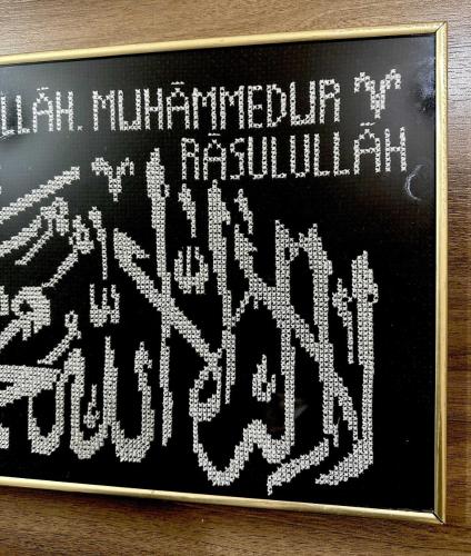 Eski Kumaş üzeri Kelimei Tevhid yazılı çerçeveli tabela 29 x 45 cm