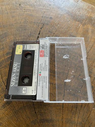 SEZEN AKSU - GÜLÜMSE - KASET