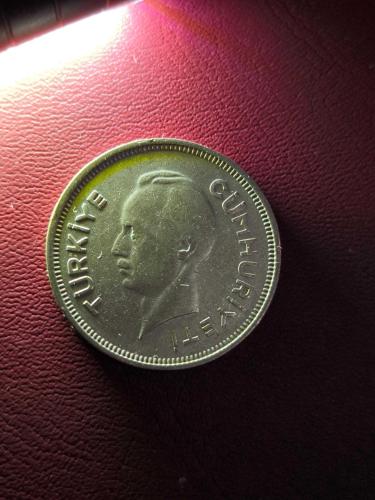 1941 Gümüş İnönü 1 Lira orjinaldir.