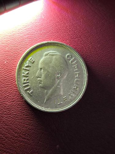 1941 Gümüş İnönü 1 Lira orjinaldir.