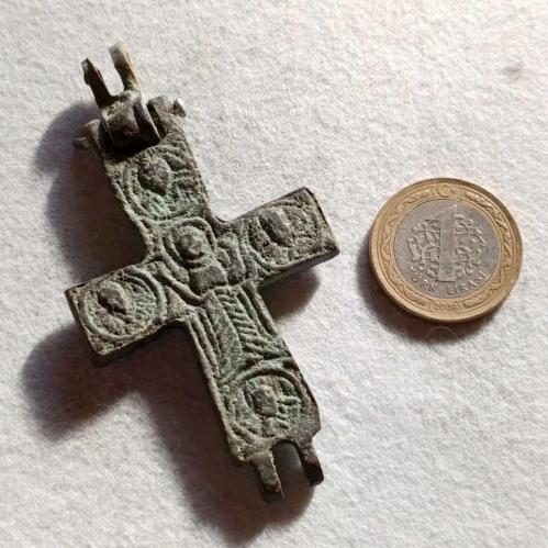 Dekorasyon veya hatıra amaçlı obje , metal haç. Orjinal değildir.