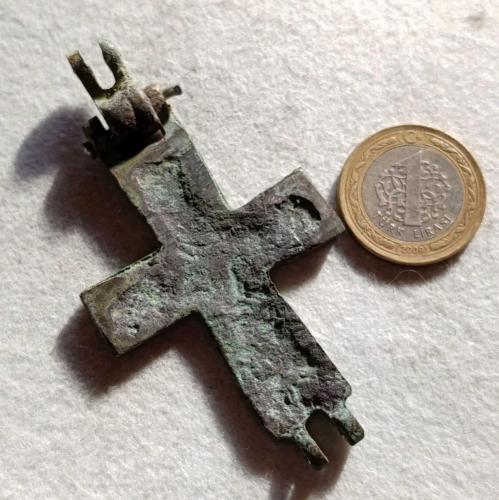 Dekorasyon veya hatıra amaçlı obje , metal haç. Orjinal değildir.