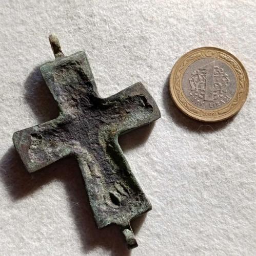 Dekorasyon veya hatıra amaçlı obje , metal haç. Orjinal değildir.