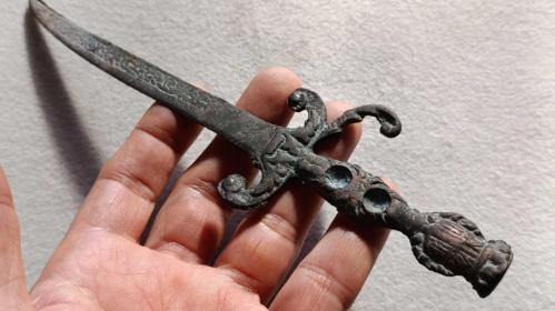 Dekorasyon veya hatıra amaçlı obje , metal kama-mini kılıç  Orjinal değildir.