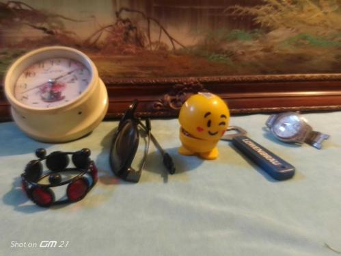 Antika lot (masa saati, kol saati, oyuncak, bileklik, açacak, güneş gözlüğü)