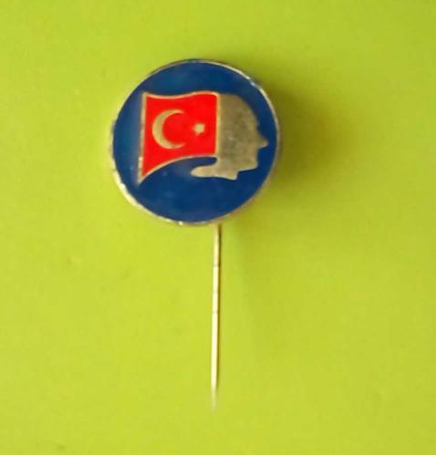 İğneli Bayraklı Atatürk Rozeti - Kenarlarda Sarı Kaplamada Deformasyon Var