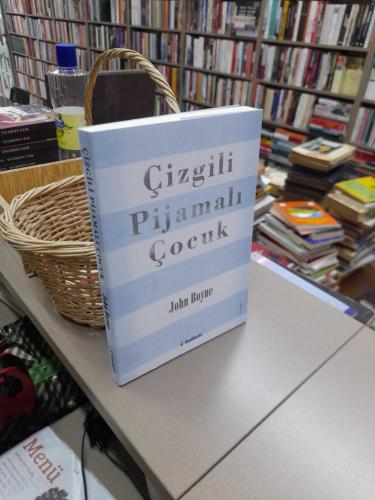 Çizgili Pijamalı Çocuk