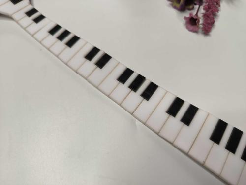 Piyano Şeklinde Kravat - Eskilerden Plastik Kravat - Parti Temalı Kravat - Erkek Hediye