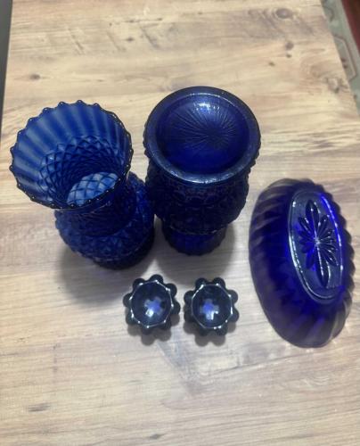 Antika Vintage Kobalt Mavi 5 Parça Cam Dekorasyon Seti Evinize asalet katacak 2 Adet Büyük Boy  Kobalt Mavi Çift Vazo - Elmas Kesim  Boy 26 cm Ağız çapı 10 cm Baklava desenli işleme detaylı ve geniş ağızlı. 1 Adet Gondol Cam Kase  Meyvelik veya dekoratif amaçlı  24 x 14 cm 2 Adet Küçük Kobalt Mavi Çift Cam Mumluk Dekoratif Obje