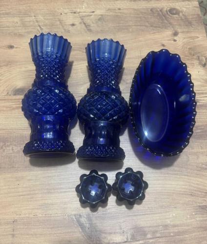 Antika Vintage Kobalt Mavi 5 Parça Cam Dekorasyon Seti Evinize asalet katacak 2 Adet Büyük Boy  Kobalt Mavi Çift Vazo - Elmas Kesim  Boy 26 cm Ağız çapı 10 cm Baklava desenli işleme detaylı ve geniş ağızlı. 1 Adet Gondol Cam Kase  Meyvelik veya dekoratif amaçlı  24 x 14 cm 2 Adet Küçük Kobalt Mavi Çift Cam Mumluk Dekoratif Obje