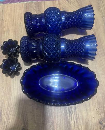 Antika Vintage Kobalt Mavi 5 Parça Cam Dekorasyon Seti Evinize asalet katacak 2 Adet Büyük Boy  Kobalt Mavi Çift Vazo - Elmas Kesim  Boy 26 cm Ağız çapı 10 cm Baklava desenli işleme detaylı ve geniş ağızlı. 1 Adet Gondol Cam Kase  Meyvelik veya dekoratif amaçlı  24 x 14 cm 2 Adet Küçük Kobalt Mavi Çift Cam Mumluk Dekoratif Obje