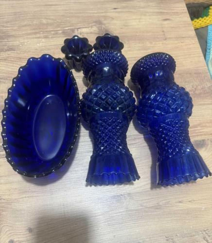 Antika Vintage Kobalt Mavi 5 Parça Cam Dekorasyon Seti Evinize asalet katacak 2 Adet Büyük Boy  Kobalt Mavi Çift Vazo - Elmas Kesim  Boy 26 cm Ağız çapı 10 cm Baklava desenli işleme detaylı ve geniş ağızlı. 1 Adet Gondol Cam Kase  Meyvelik veya dekoratif amaçlı  24 x 14 cm 2 Adet Küçük Kobalt Mavi Çift Cam Mumluk Dekoratif Obje