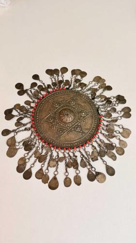 19 yüzyıl Osmanlı gelin tepeliği çok şık çok zarif koleksiyonluk parçası muhteşem bir sanat eseri değerli boncuk taşlarlan bezenmiş Davut yıldız kabartma işçilikli detayları Nadide bir eser