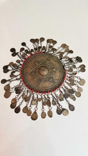 19 yüzyıl Osmanlı gelin tepeliği çok şık çok zarif koleksiyonluk parçası muhteşem bir sanat eseri değerli boncuk taşlarlan bezenmiş Davut yıldız kabartma işçilikli detayları Nadide bir eser