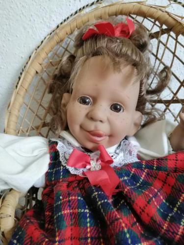 40 cm DAMGALI KARAKTER BEBEK DİLİNİ ÇIKARMIŞ, KUSURSUZ SEVİMLİ, ORİJİNAL, SANDALYE HARİÇ