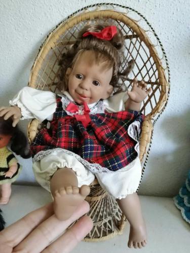 40 cm DAMGALI KARAKTER BEBEK DİLİNİ ÇIKARMIŞ, KUSURSUZ SEVİMLİ, ORİJİNAL, SANDALYE HARİÇ