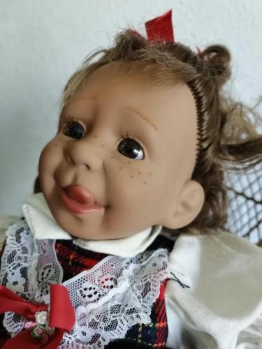 40 cm DAMGALI KARAKTER BEBEK DİLİNİ ÇIKARMIŞ, KUSURSUZ SEVİMLİ, ORİJİNAL, SANDALYE HARİÇ