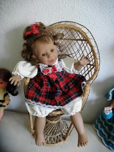 40 cm DAMGALI KARAKTER BEBEK DİLİNİ ÇIKARMIŞ, KUSURSUZ SEVİMLİ, ORİJİNAL, SANDALYE HARİÇ