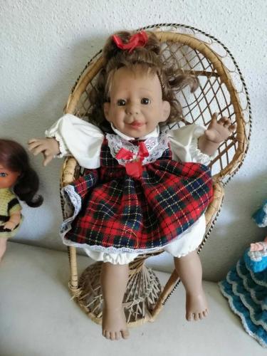 40 cm DAMGALI KARAKTER BEBEK DİLİNİ ÇIKARMIŞ, KUSURSUZ SEVİMLİ, ORİJİNAL, SANDALYE HARİÇ