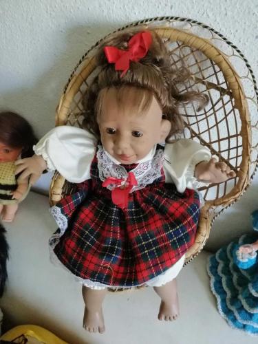 40 cm DAMGALI KARAKTER BEBEK DİLİNİ ÇIKARMIŞ, KUSURSUZ SEVİMLİ, ORİJİNAL, SANDALYE HARİÇ