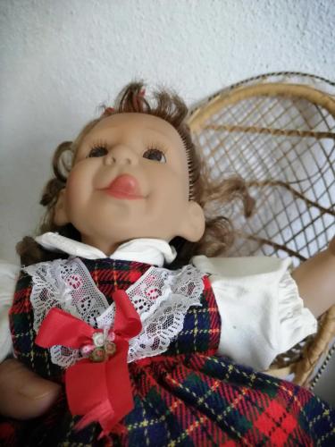 40 cm DAMGALI KARAKTER BEBEK DİLİNİ ÇIKARMIŞ, KUSURSUZ SEVİMLİ, ORİJİNAL, SANDALYE HARİÇ