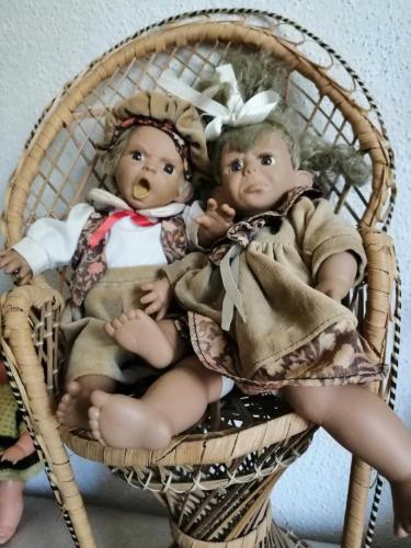 2 ADET KARAKTER BEBEK KİRPİKLİ KIZGIN VE ÜZGÜN BEBEKLER BOY 25 VE26 CM SANDALYE HARİÇ