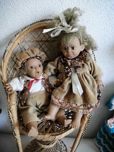 2 ADET KARAKTER BEBEK KİRPİKLİ KIZGIN VE ÜZGÜN BEBEKLER BOY 25 VE26 CM SANDALYE HARİÇ