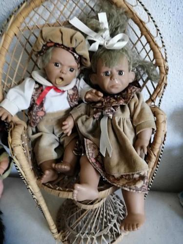 2 ADET KARAKTER BEBEK KİRPİKLİ KIZGIN VE ÜZGÜN BEBEKLER BOY 25 VE26 CM SANDALYE HARİÇ