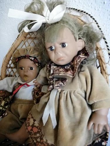 2 ADET KARAKTER BEBEK KİRPİKLİ KIZGIN VE ÜZGÜN BEBEKLER BOY 25 VE26 CM SANDALYE HARİÇ