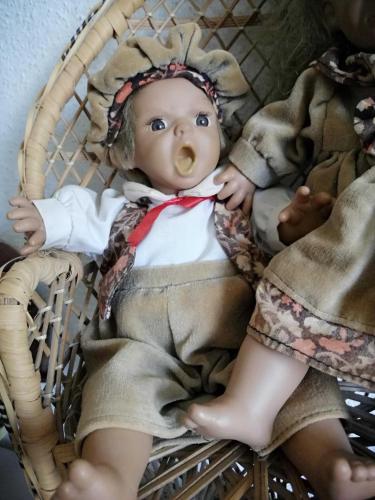 2 ADET KARAKTER BEBEK KİRPİKLİ KIZGIN VE ÜZGÜN BEBEKLER BOY 25 VE26 CM SANDALYE HARİÇ