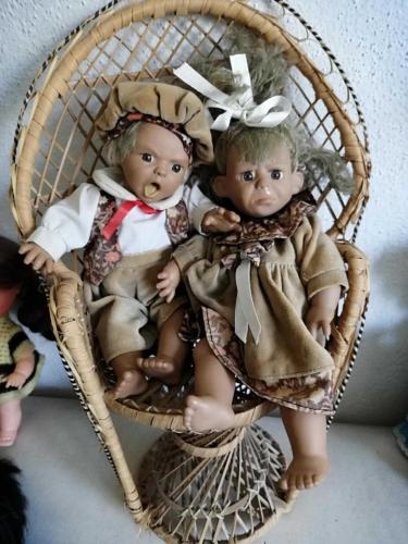 2 ADET KARAKTER BEBEK KİRPİKLİ KIZGIN VE ÜZGÜN BEBEKLER BOY 25 VE26 CM SANDALYE HARİÇ