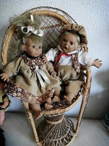 2 ADET KARAKTER BEBEK KİRPİKLİ KIZGIN VE ÜZGÜN BEBEKLER BOY 25 VE26 CM SANDALYE HARİÇ